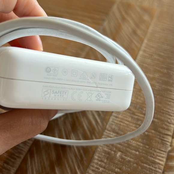 Apple 96W USB-C Power Adapter - Picture 3 of 6